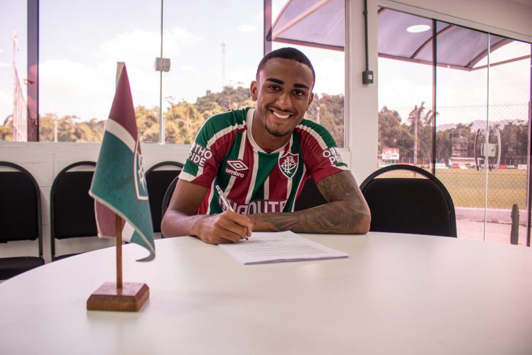 Fluminense renova contrato de zagueiro