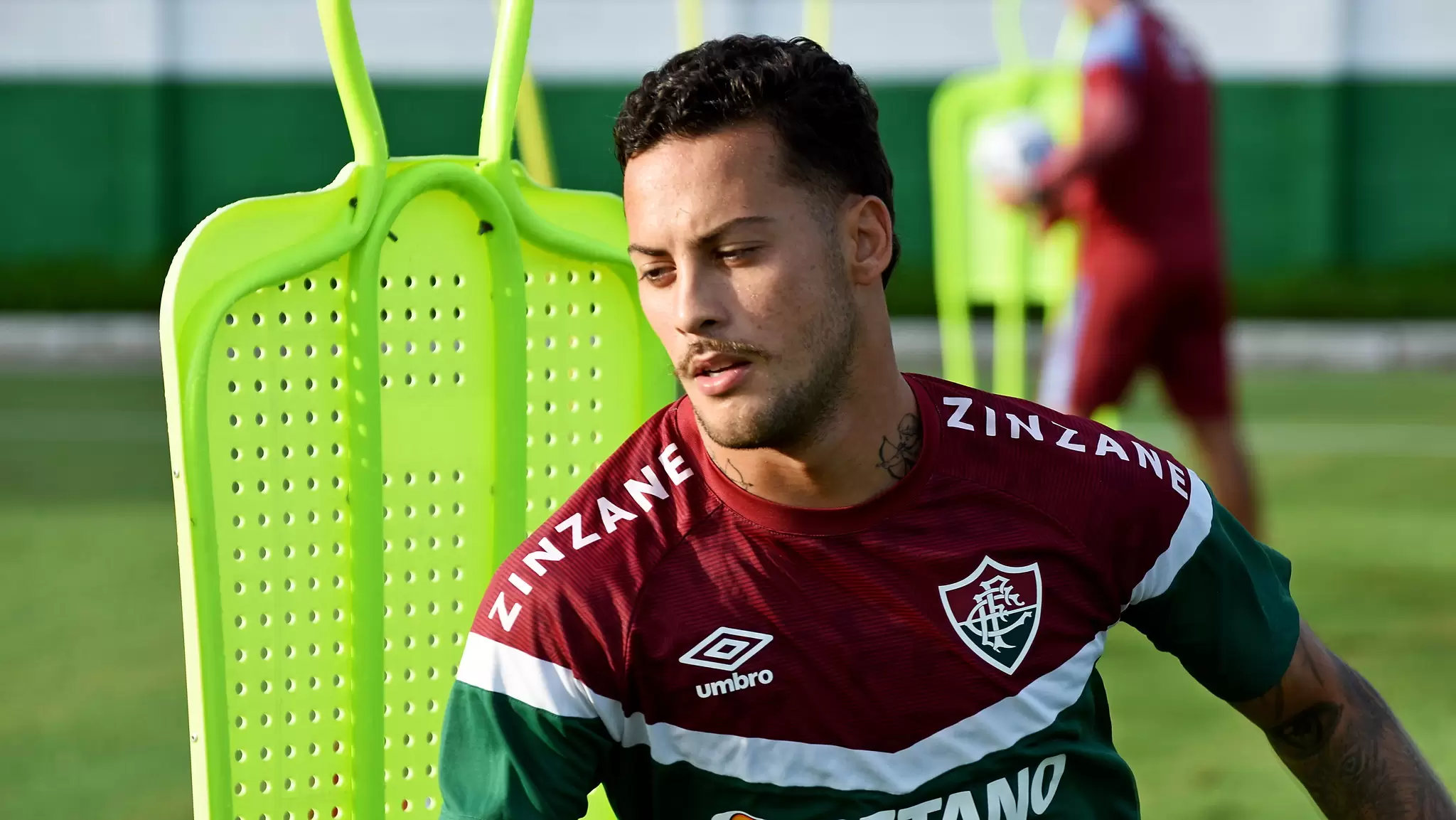 Guga vai renovar contrato com o Fluminense