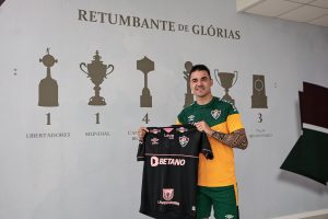 Felipe Alves posa com camisa do Fluminense no CT Carlos Castilho.