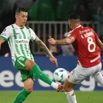 Uribe e Bruno Henrique disputam a bola durante Atlético Nacional x Inter, duelo da Libertadores
