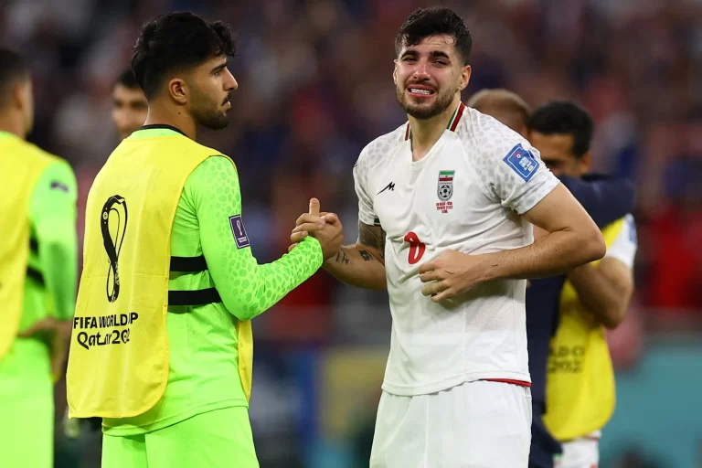 Manifestantes iranianos comemoram derrota do Irã na Copa do Mundo