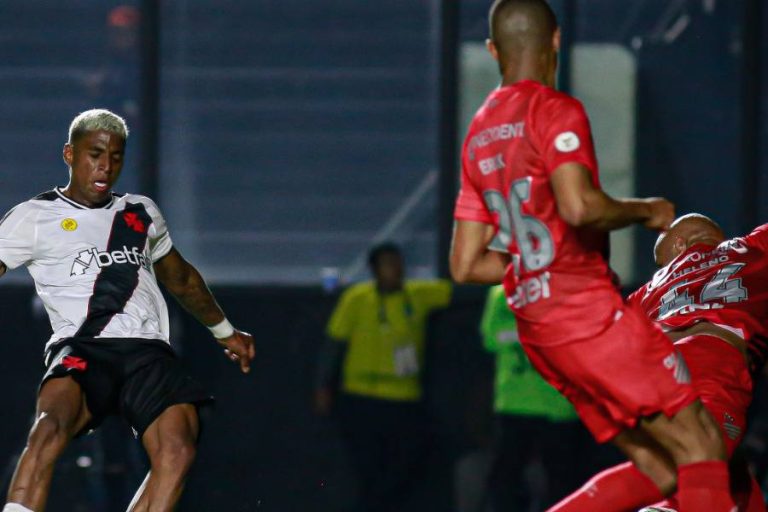 Vasco venceu o Athletico-PR