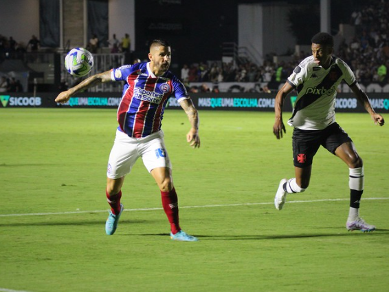 Disputa de bola em Vasco x Bahia