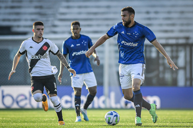 Disputa de bola em Vasco x Cruzeiro