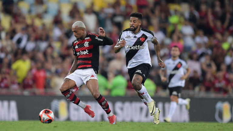 Jogadores de Flamengo x Vasco em campo pelo Campeonato Carioca