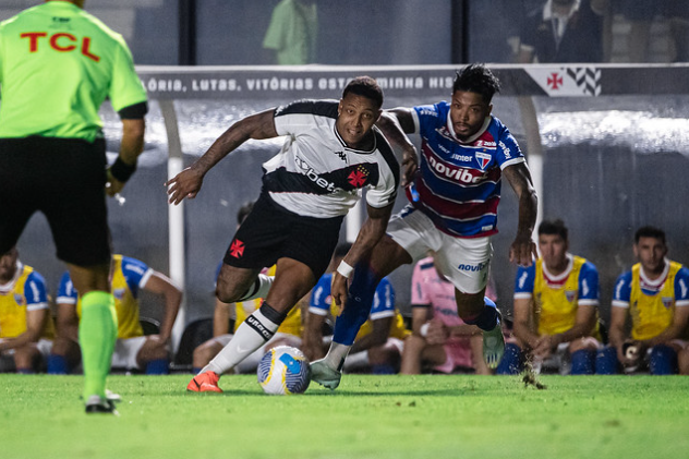 David e Marinho em disputa de bola em Vasco x Fortaleza, pela Copa do Brasil 2024