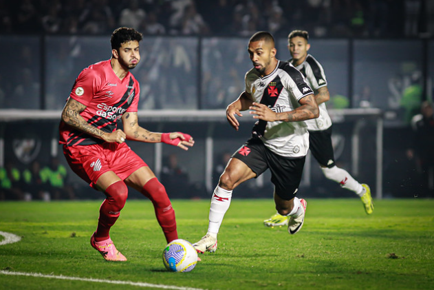 Disputa de bola em Vasco x Athletico