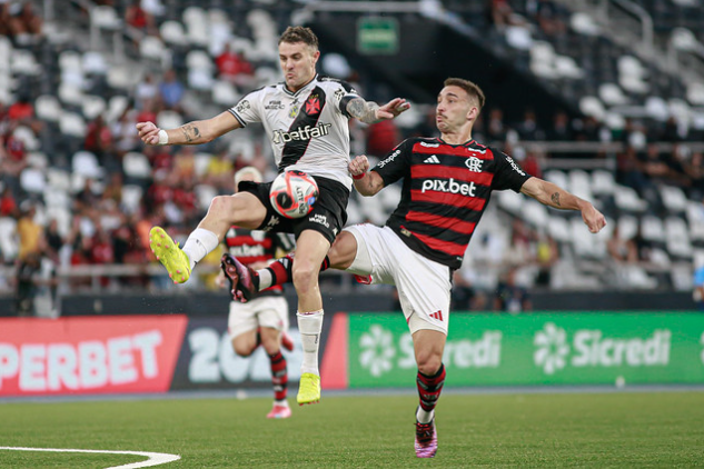 Pablo Vegetti e Léo Ortiz em Vasco x Flamengo no estádio Nilton Santos