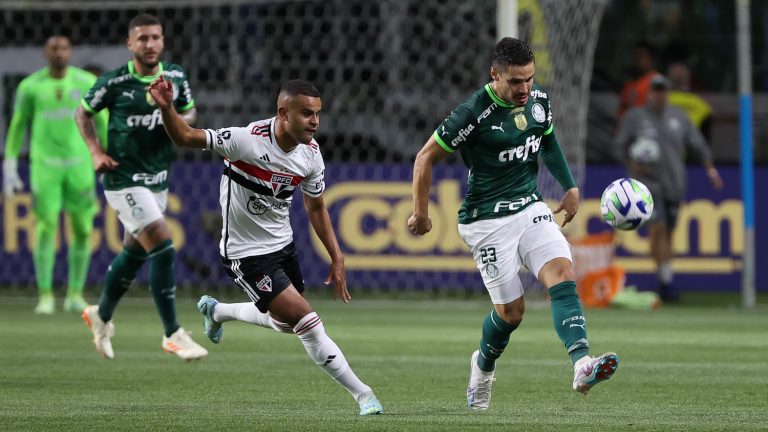 Raphael Veiga e Alisson em disputa em Palmeiras x São Paulo