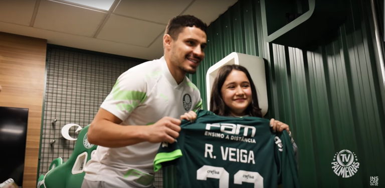 Raphael Veiga conhece pequena torcedora Emanuely e entrega camisa. Foto: Reprodução/TV Palmeiras