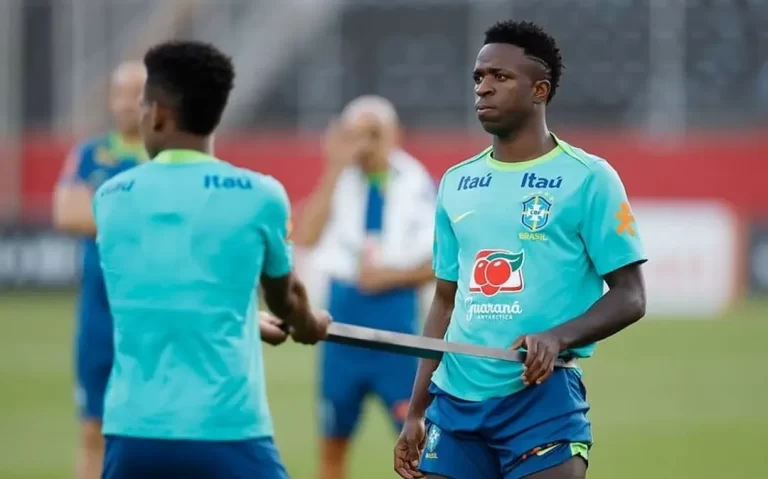 Vini Jr durante treino da Seleção Brasileira