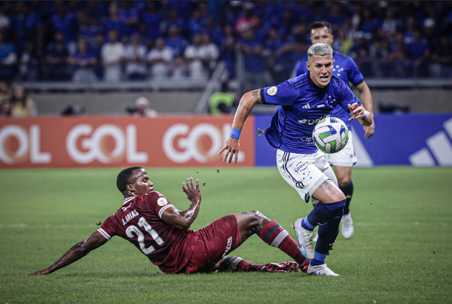 Matheus Vital e Arias, meias de Cruzeiro e Fluminense