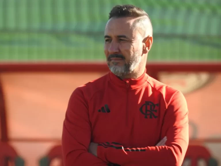 Vítor Pereira em treino do Flamengo no Marrocos — Foto: Fred Gomes