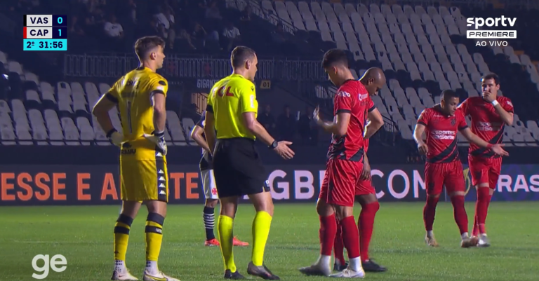 Vitor Roque teria ficado insatisfeito por não cobrar pênalti sofrido em Vasco x Athletico-PR. Foto: Reprodução/SporTV