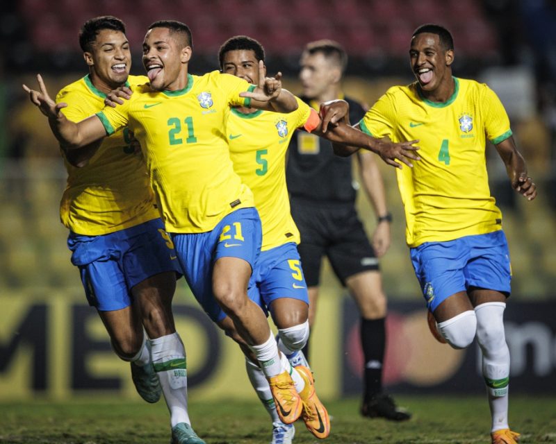 Vitor Roque em comemoração de gol pela seleção brasileira sub-20