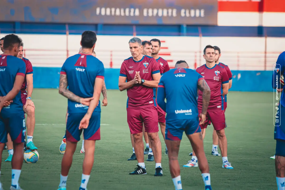 Juan Pablo Vojvoda e jogadores do Fortaleza