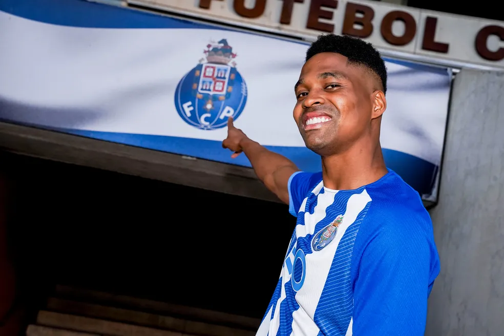 Wendell veste a camisa do Porto, seu novo clube na Europa — Foto: Divulgação / FC Porto