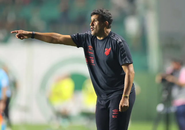 Wesley Carvalho, técnico do Athletico