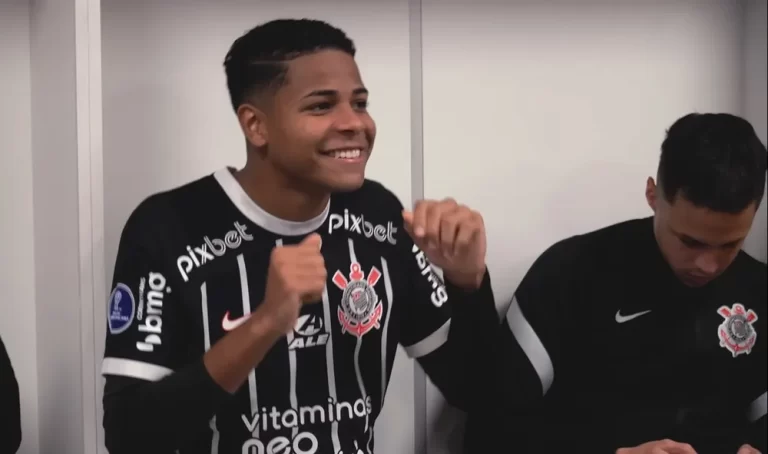 Wesley dança no vestiário do Corinthians após classificação — Foto: Reprodução/YouTube