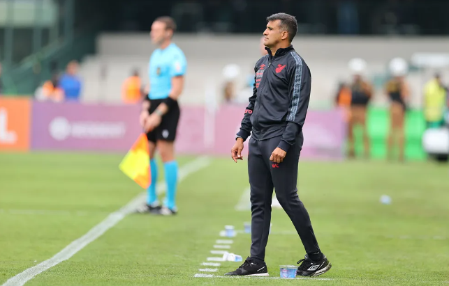 Wesley Carvalho, técnico do Athletico