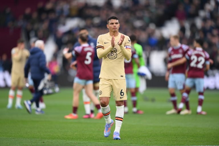 Thiago Silva em campo pelo Chelsea.