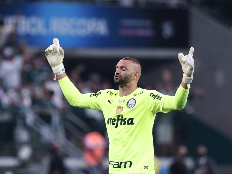 Após falha em clássico, Weverton limita comentários de sua conta no Instagram (Foto: Divulgação / Ettore Chiereguini / AGIF)