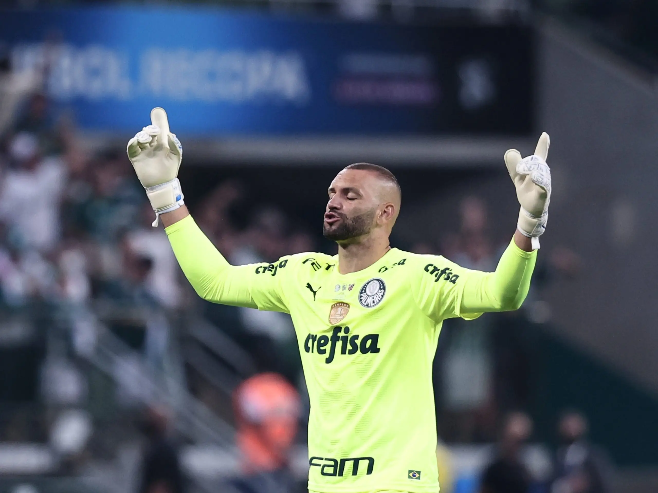 Após falha em clássico, Weverton limita comentários de sua conta no Instagram (Foto: Divulgação / Ettore Chiereguini / AGIF)