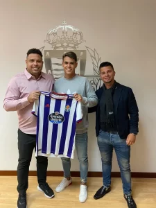 Lucas Freitas após assinar contrato com o Valladolid