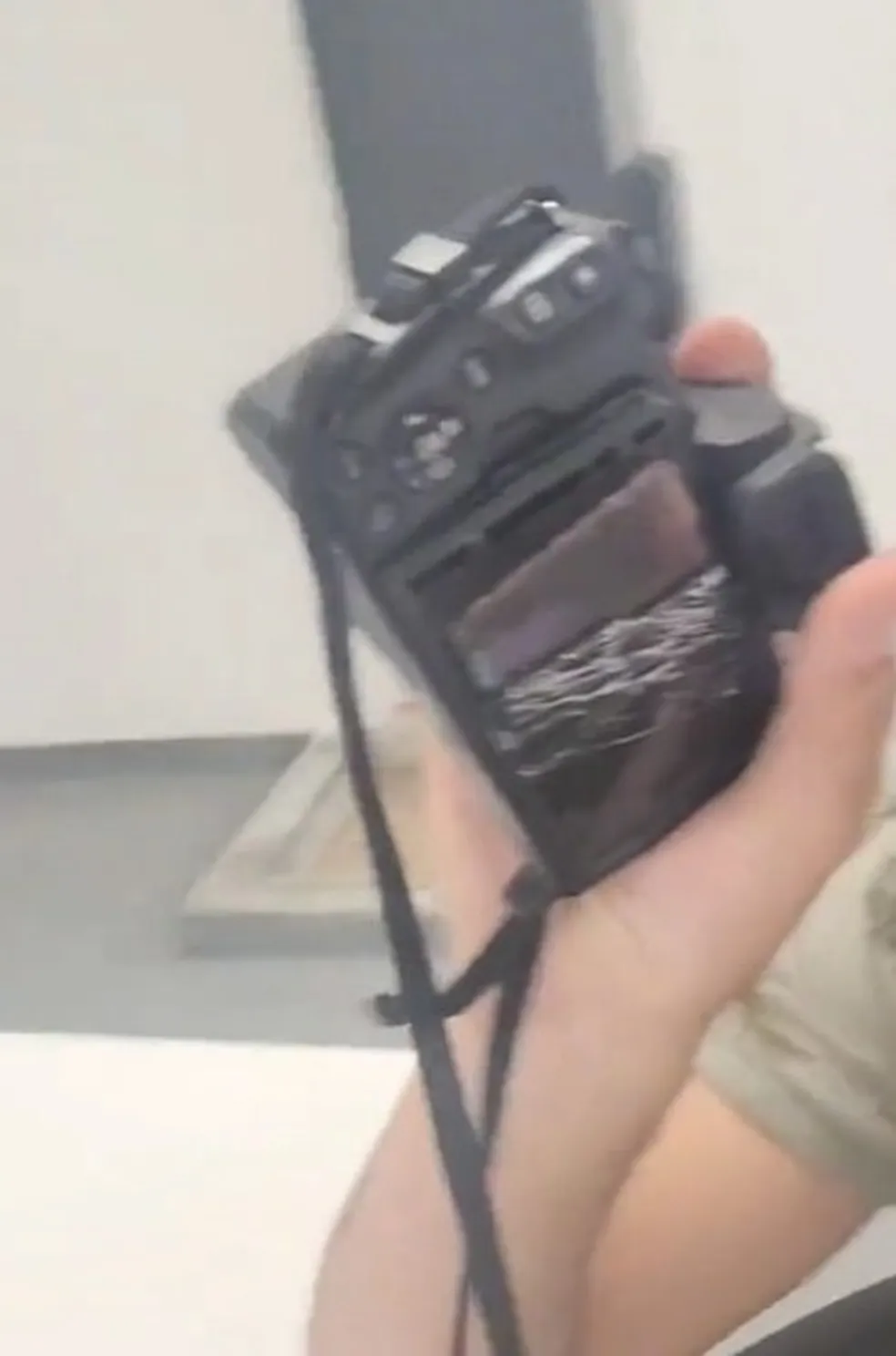 Youtuber mostra câmera quebrada após agressão de Eto'o