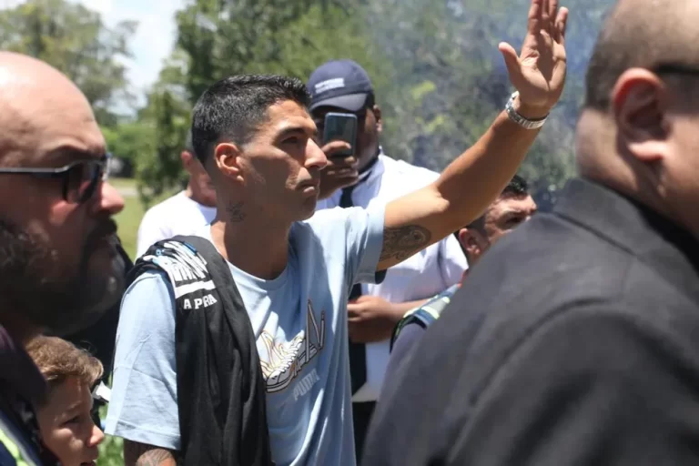 Suárez abana para a torcida do Grêmio presente no aeroporto