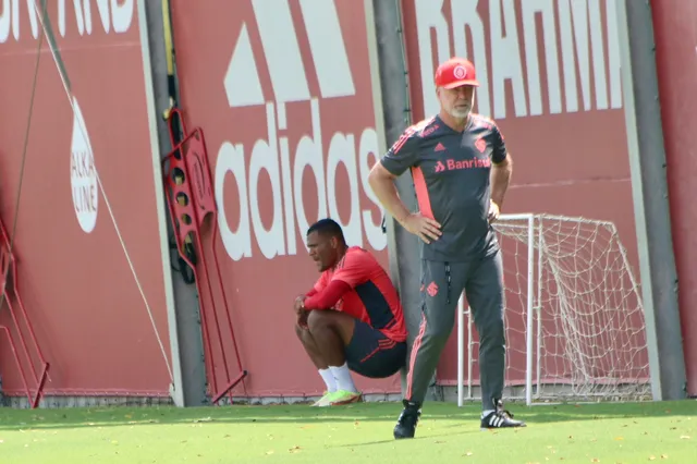 Técnico do Inter, Mano Menezes fala sobre ausência de Mikael nos jogos-treino: “Precisa agregar algumas coisas a mais fora do treinamento”