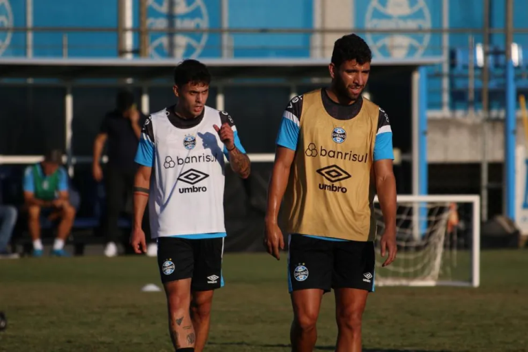 Pepê, Carballo e Reinaldo voltam aos treinos com bola no Grêmio