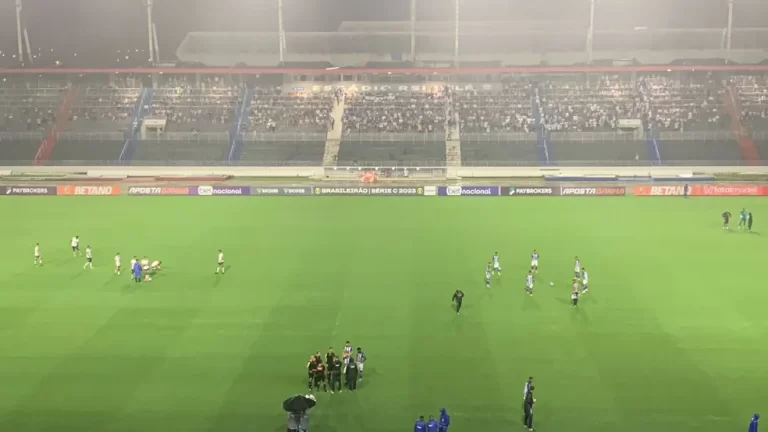 Chuvas apagam linhas do gramado do Estádio Rei Pelé em Maceió. Foto: Ricardo Amaral/TV Gazeta