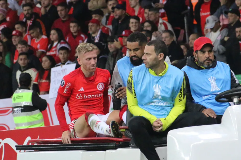 Atacante do Internacional deixa o jogo com dores musculares e será reavaliado; confira