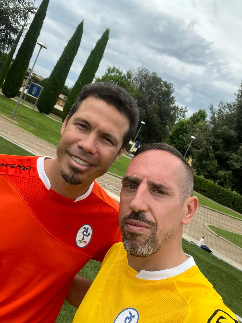 Hernandes e Ribéry, ex-adversários e atuais colegas de turma — Foto: DIVULGAÇÃO