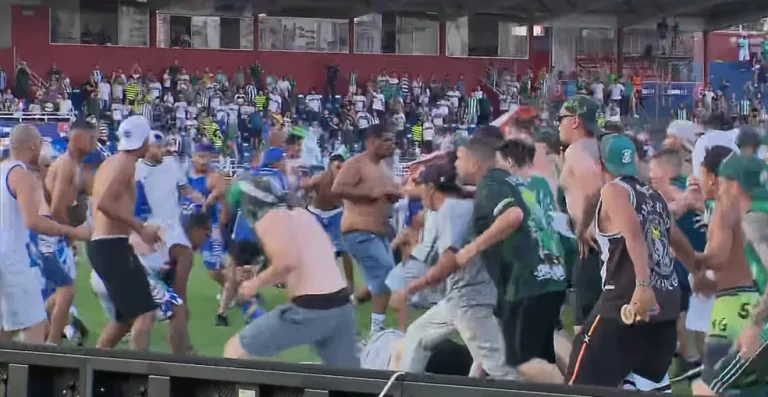 Torcedores do Coritiba e do Cruzeiro durante briga na Vila Capanema. Foto: Everton Franco/SporTV