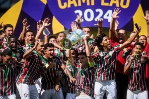 Jogadores do Fluminense Sub-17 levantam a taça de campeão da Copa do Brasil em 2024