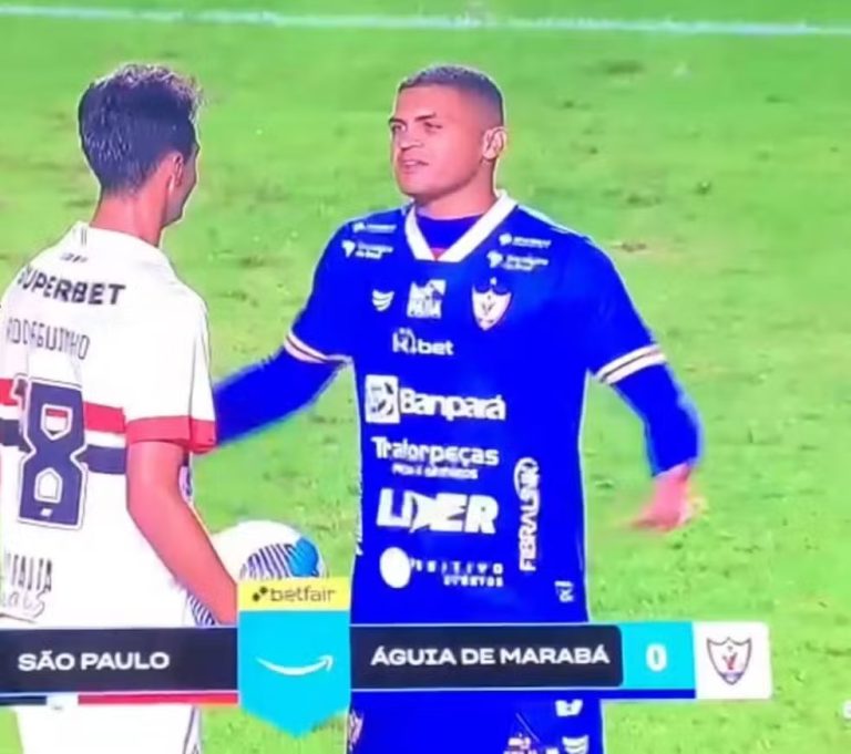 Rodriguinho e David Cruz após a partida entre São Paulo e Águia de Marabá, pela Copa do Brasil. (Foto: Reprodução)