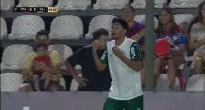 Luighi (Palmeiras) em campo no jogo contra o Cerro Porteño, pela Libertadores Sub-20, após sofrer ato de racismo. Foto: Reprodução/Canal GOAT