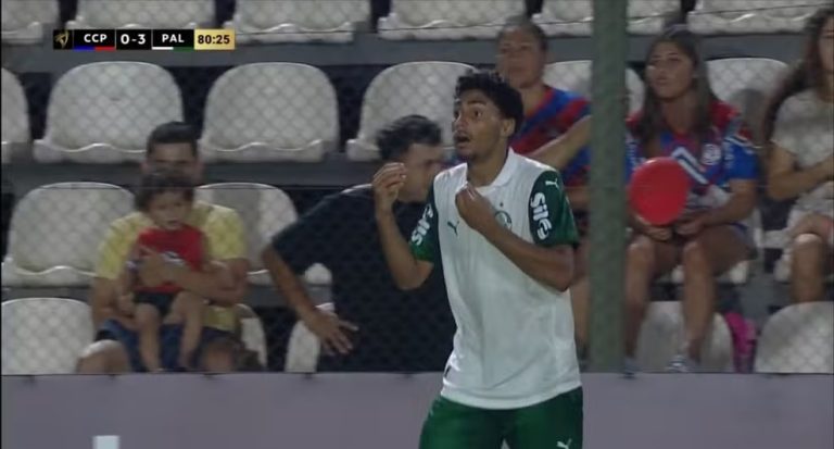 Luighi (Palmeiras) em campo no jogo contra o Cerro Porteño, pela Libertadores Sub-20, após sofrer ato de racismo. Foto: Reprodução/Canal GOAT