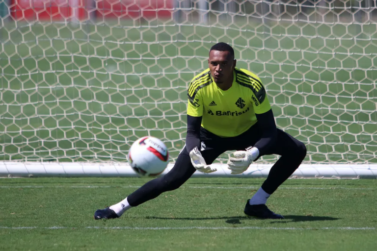 Após oito meses sem jogar, o goleiro John terá a sua primeira oportunidade como titular do Internacional