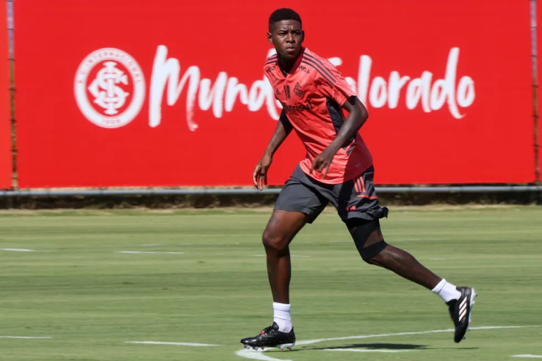 Após sentir durante o Gre-Nal, Vitão volta aos treinamentos e Mano Menezes faz mistério