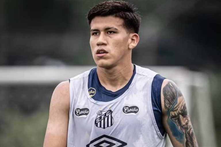 Leonardo Zabala durante treino do Santos