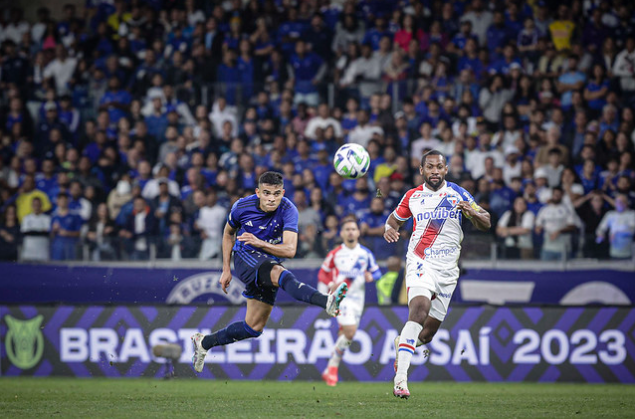 Bruno Rodrigues e Tinga em Cruzeiro x Fortaleza