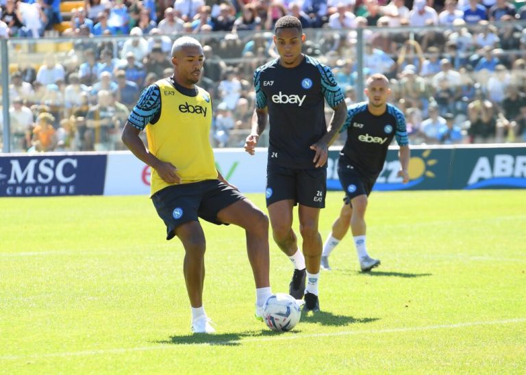 Natan met Osimhen hors-jeu lors du premier Jour au Napoli