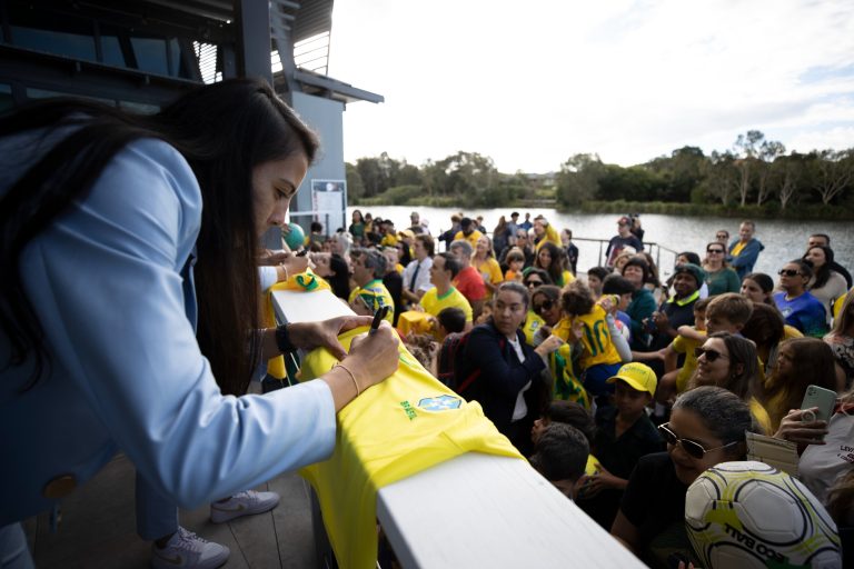 L'équipe nationale féminine est chaleureusement accueillie par les fans brésiliens à Brisbane