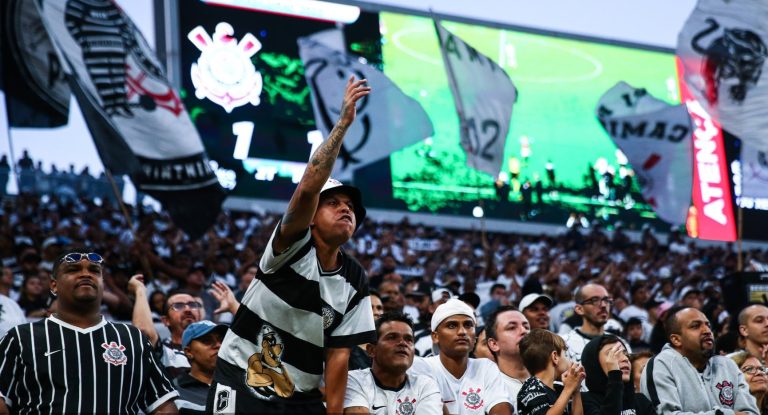 Corinthians est sanctionné avec un match à huis clos après les chants homophobes de ses supporters