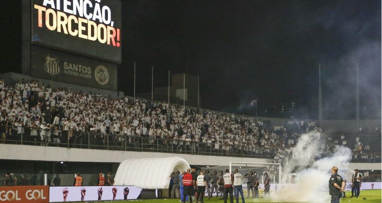 Match Santos-Corinthians du Brasileirão interrompu prématurément alors que les fans de Peixe créent le chaos