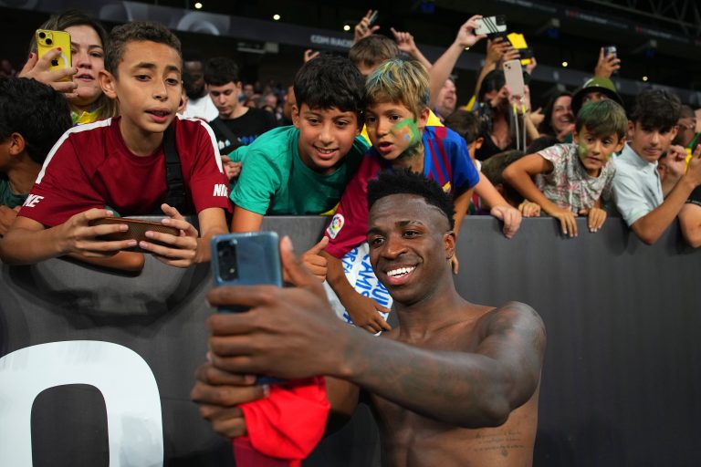 Vinicius Junior joue pour l'équipe de Ronaldinho lors d'un match de bienfaisance en Floride