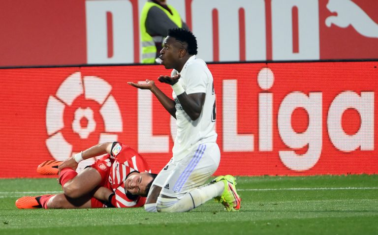 Vinicius Jr. conteste un carton jaune